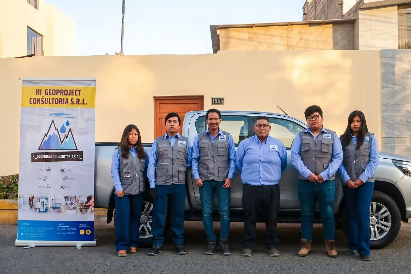 Equipo técnico de HI_GEOPROJECT uniformado antes de salir a campo
